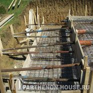 Строительство бетонного бассейна. Укрепление опалубки перед бетонированием фундамента.