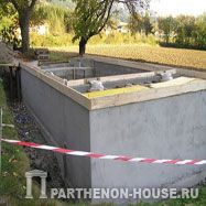 Строительство бетонного бассейна. Выставляем финишную опалубку.